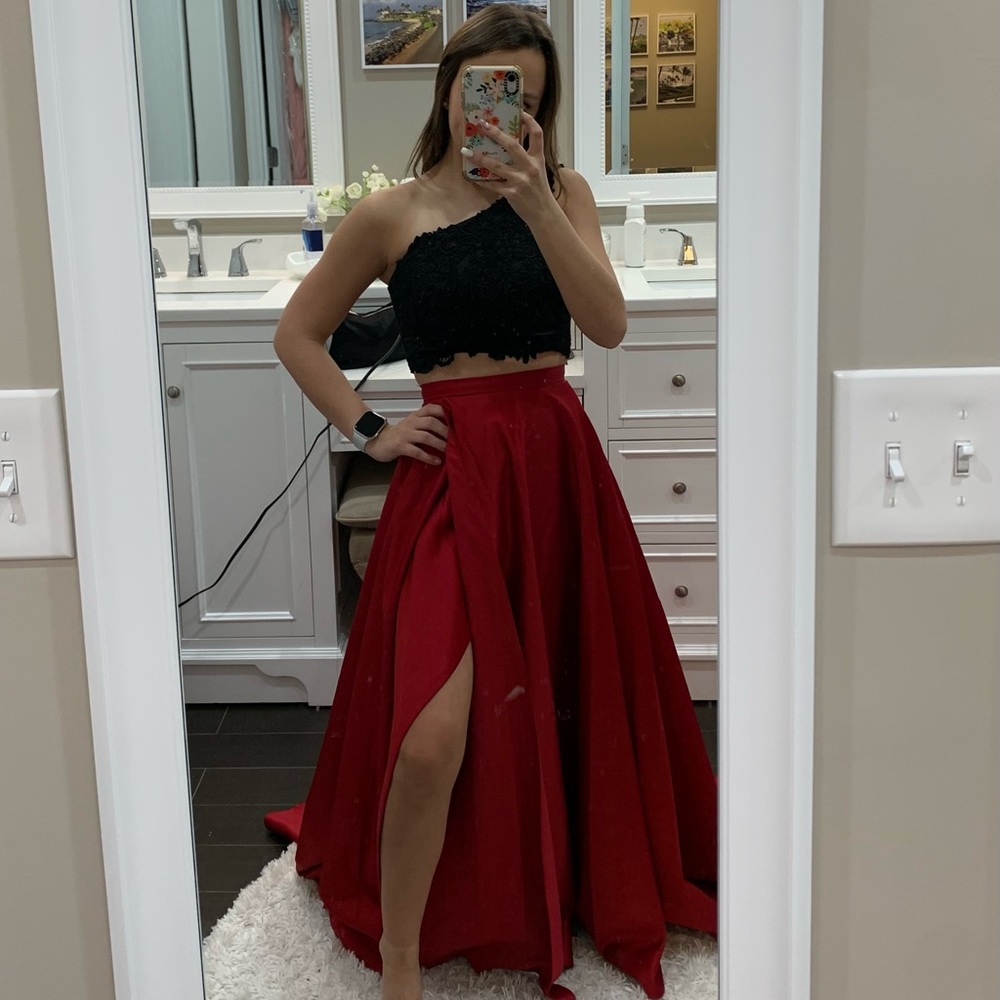 BRAND NEW!! Red and Black 2 piece Davids Bridal Size 0 Prom dress!!